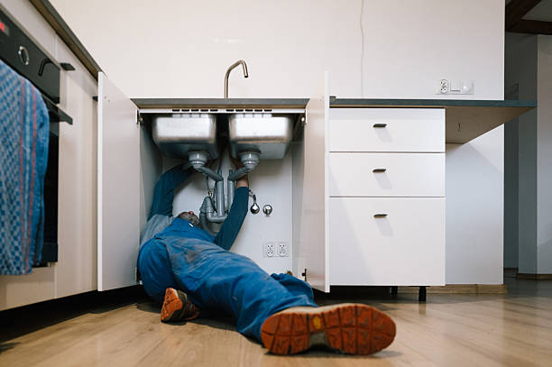 Professional Emergency Plumber technician working in Holmes Mill, KY